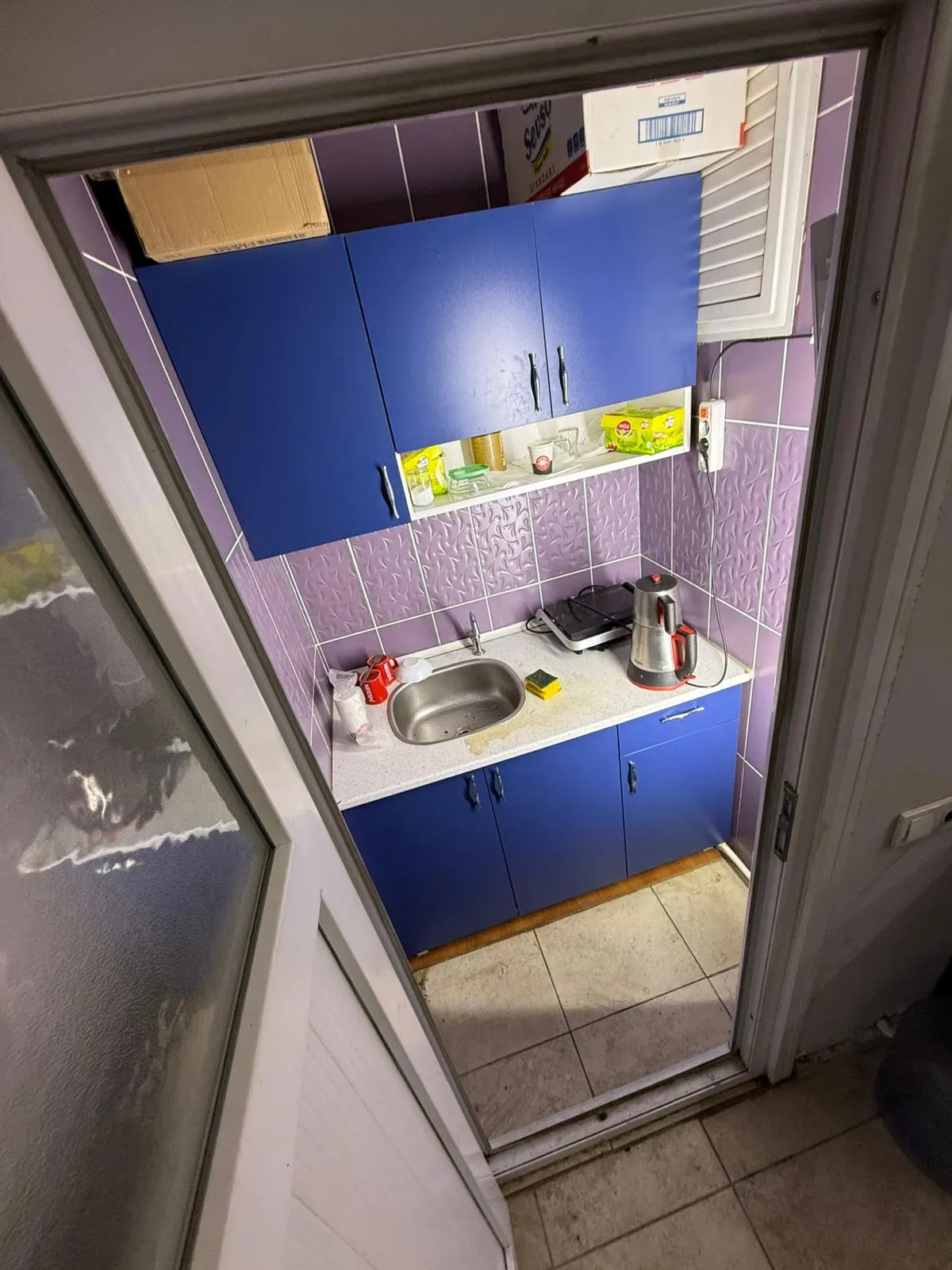 YAKACIK VATANSEVER CADDESİ'NDE SATILIK DÜZ AYAK DEPOLU DÜKKAN